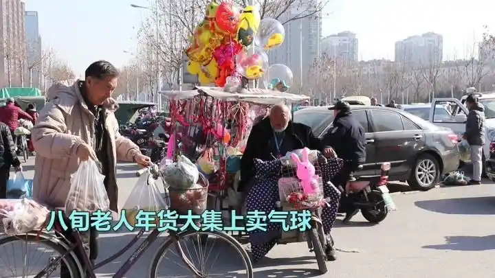 八旬大爷患脑血栓 为运动卖气球半年