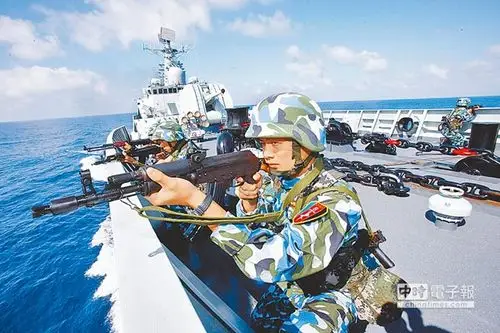 美第7舰队推进南沙 实弹军演