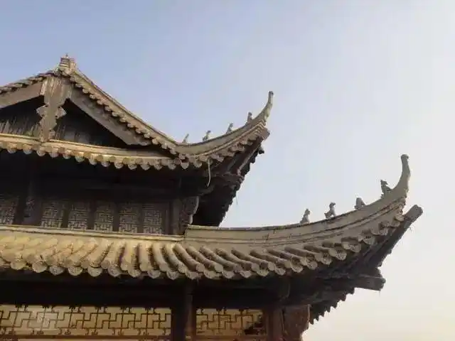 庑殿顶,歇山顶,攒尖顶又分为单檐(一个屋檐)和重檐(两个或两个以上