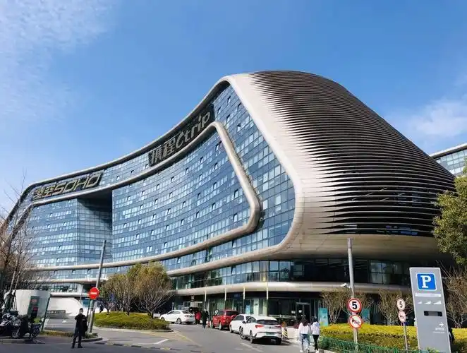 携程已于春节前正式向港交所提交了上市的申请,并聘请了中金公司,高盛