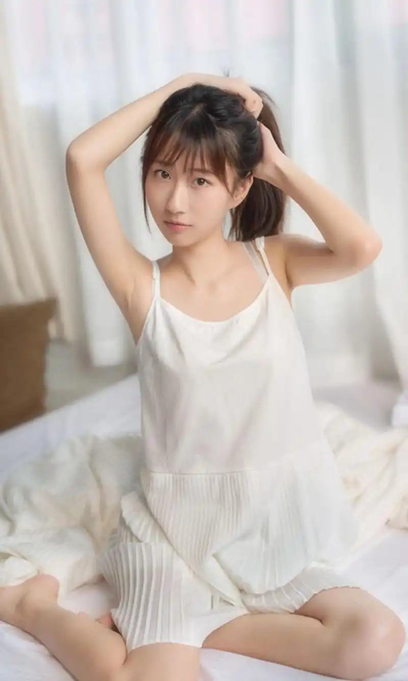 白色吊带裙美女性感诱人私房写真图片