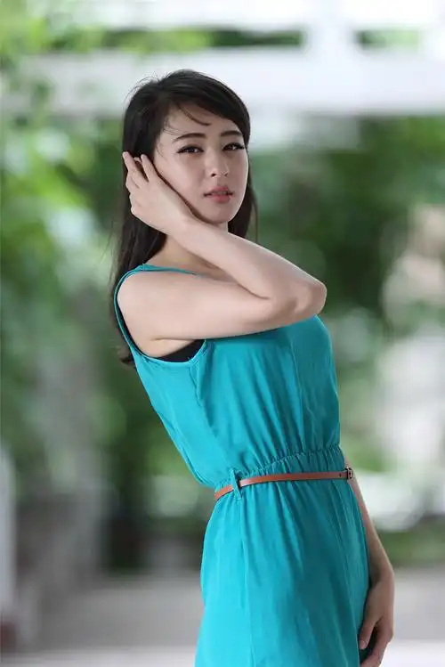 清纯阳光美女迷人酥胸唯美户外写真图片(二)