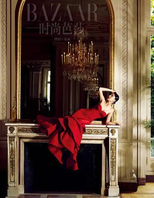 姚星彤《时尚芭莎》封面曝光 行走巴黎的时髦客