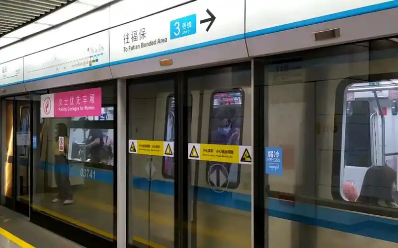 地下铁深圳地铁3号线03b3306浦型增购列车驶进福田站