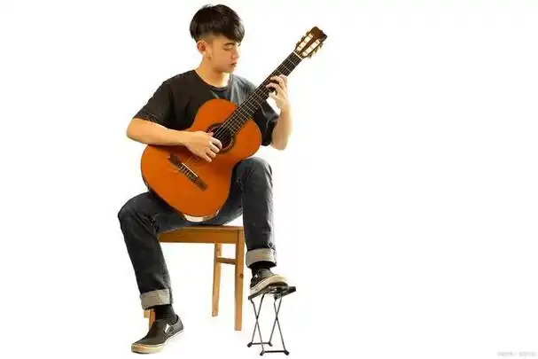 初学吉他,正确的姿势太重要了,不然会后悔