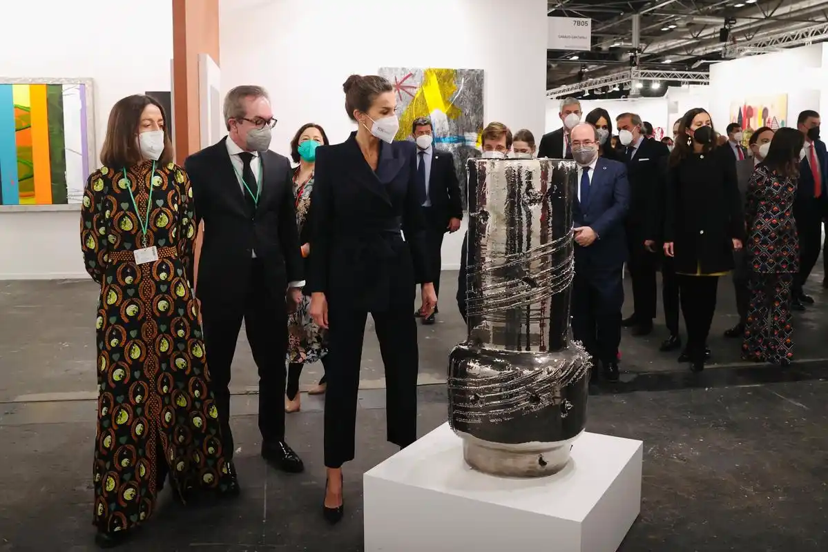 莱后穿西装变"斗牛士",与外甥女隔空互动,输了身高不输气场