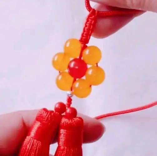 手工串珠编织漂亮的桃花芯汽车挂件图文教程 车挂件编织教程