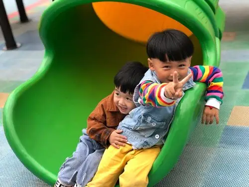 和小朋友们在幼儿园玩的这么开心 阳光灿烂治愈的笑容