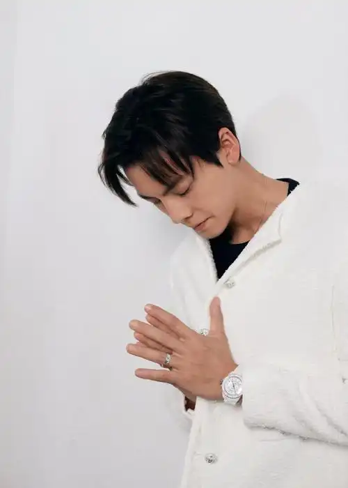 陈伟霆怼脸图##陈伟霆把香奈儿焊身上