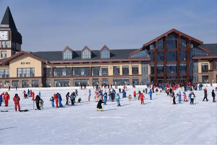 爱上乌兰察布日光草原大河湾滑雪场举行开板仪式