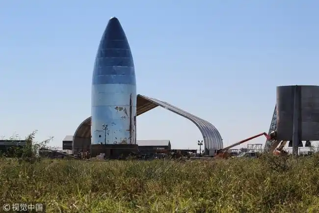 the starship hopper is under construction in boca chica, texas.