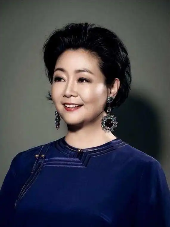 看了54岁萨日娜才明白:只要会打扮,身材发福也有挡不住的贵气