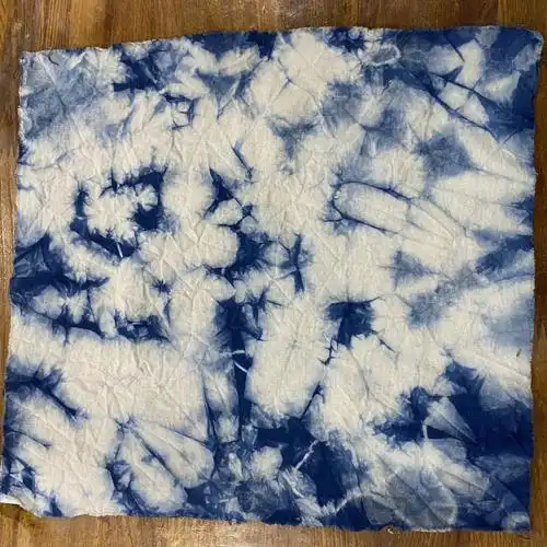 分享第一次扎染小方巾的小成果调制染液一定要按好说明书的比例蓝靛泥