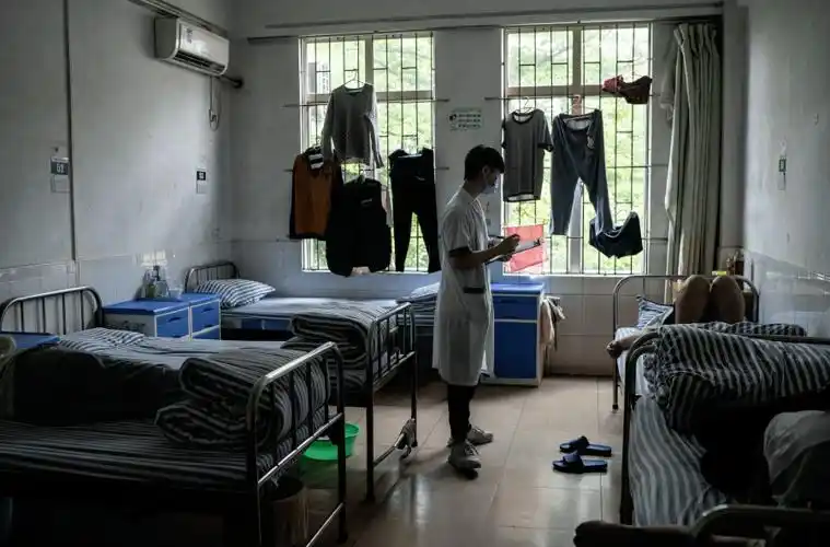 19岁,我成为精神病医院男护士,每天管理150位重症精神病患者_曾有建