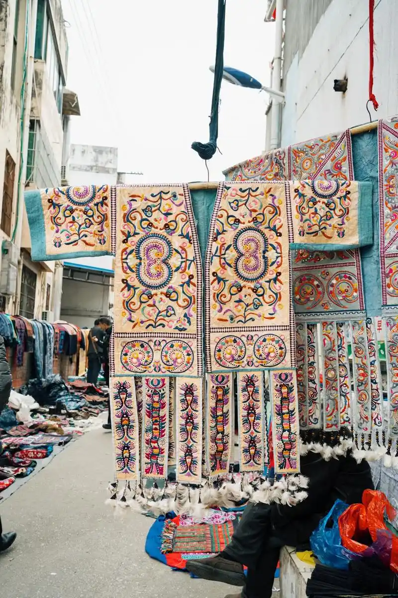 苗族百鸟衣最美定情物