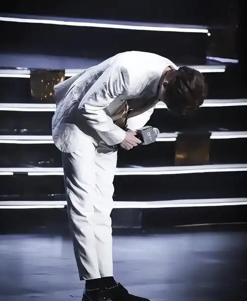 浴缸陪睡,手接口水,跪地伺候穿鞋,这些明星从哪来的优越感