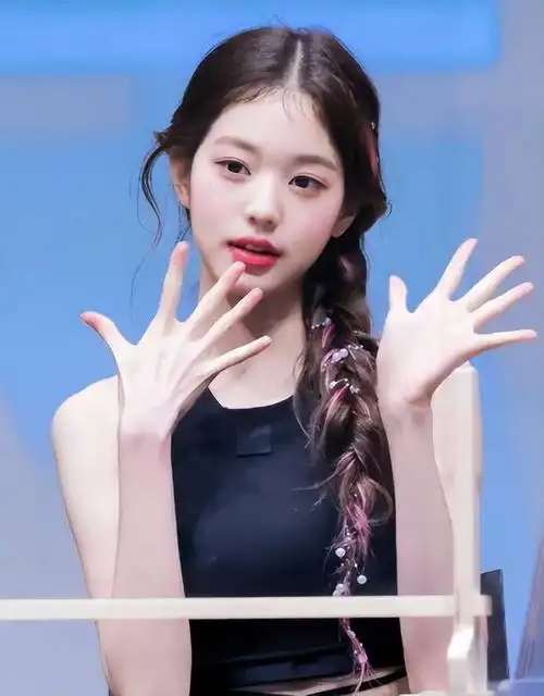 张元英这是什么神仙颜值啊!美式女高造型,大长腿太优越