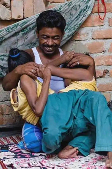 印度:连体姐妹共侍一夫产下一子 三人相敬如宾