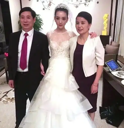 方媛晒婚纱照庆祝结婚5周年郭富城甜蜜告白与妻子贴脸秀恩爱