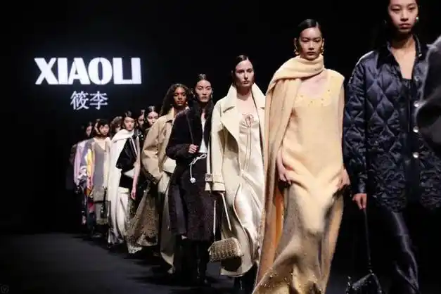 2024秋冬上海时装周热力全开,百秀争流释放了哪些"时尚信号"|秀场