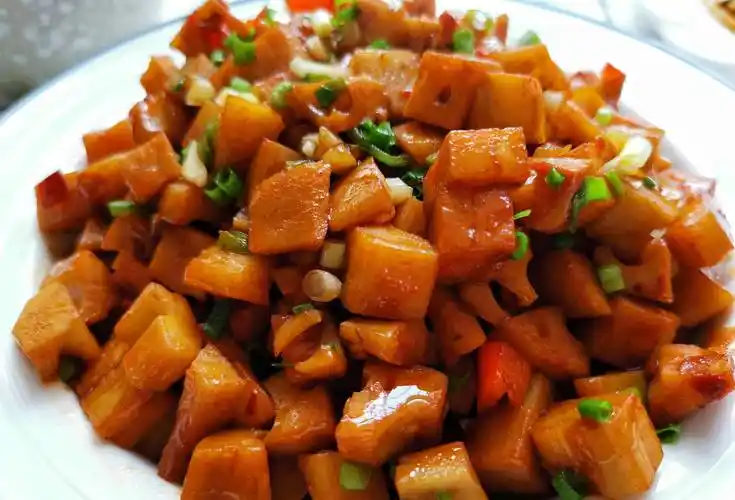 原创教你在家做香辣藕丁脆嫩可口每次一盘不够吃