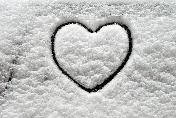 雪地上的心型图案