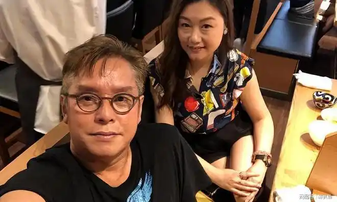 后来,二人迅速坠入爱河,很快朱咏婷便怀上了谭咏麟的孩子