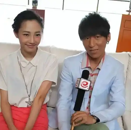 白百何新老公和二胎儿子曝光 新老公留长发帅气二胎儿子腿长抢镜_陈