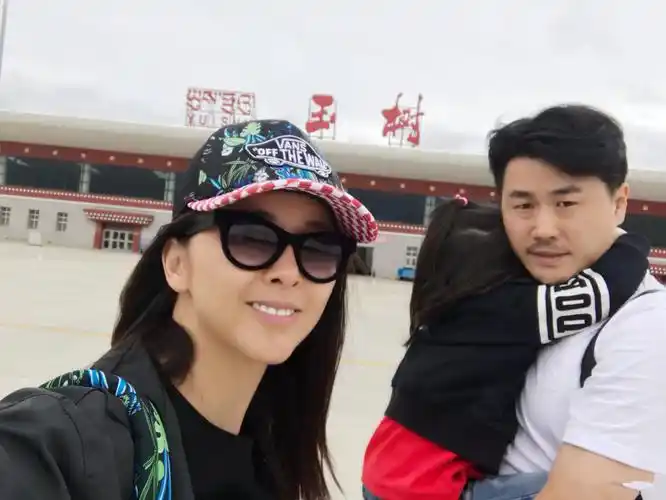 黄小蕾全家近照,和老公相识38天就领证,可爱女儿更像爸