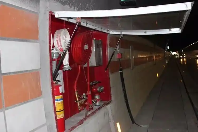 水带,干粉灭火器及泡沫灭火器各一个(隧道内每隔50米都会有消防柜)