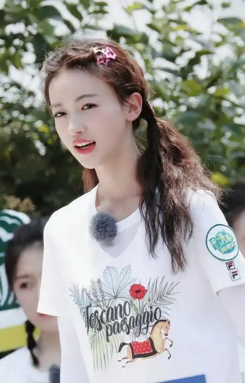 吴谨言在节目中的发型火了双马尾可爱丸子头清新真适合夏天扎