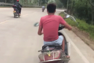 搞怪gif搞笑gif令人开心gif骑摩托gif