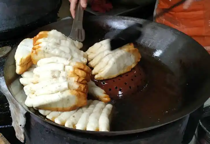 陕西的面食多在关中,汉中的《无名锅贴》也是独一无二.