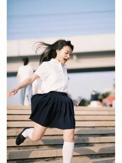 补几张上学时期的校服照吧