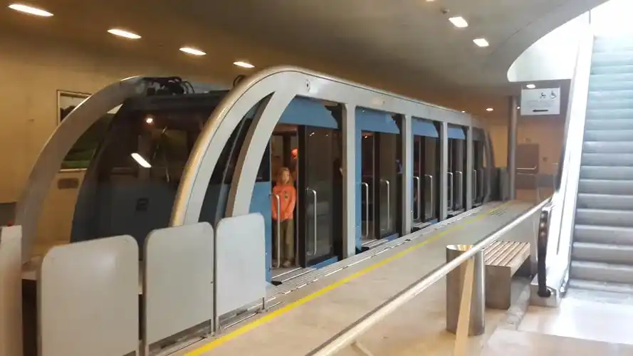 议会站(congress)是德罗德帕克缆车道的始发站,站台和售票处都在地下