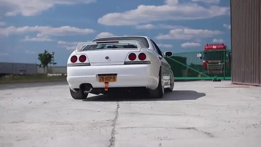 白色天际线- 优雅的 skyline gtr r33