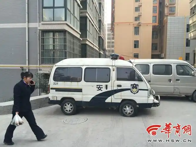 昨日,停放在西安城南长丰园小区内的废弃警车前轮胎都没气了 华商报