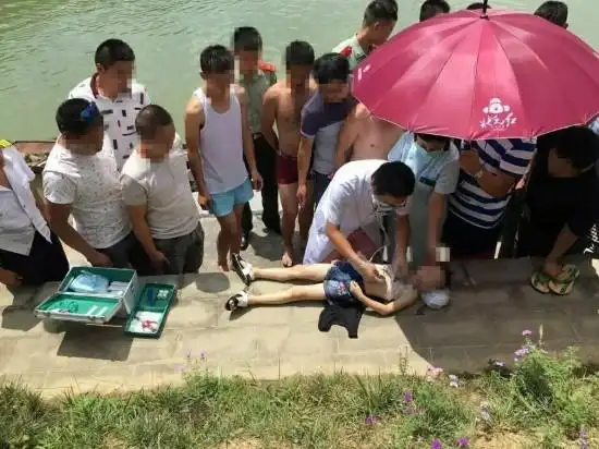 阆中两小孩江边玩耍不慎落水 其中一小男孩不幸溺亡