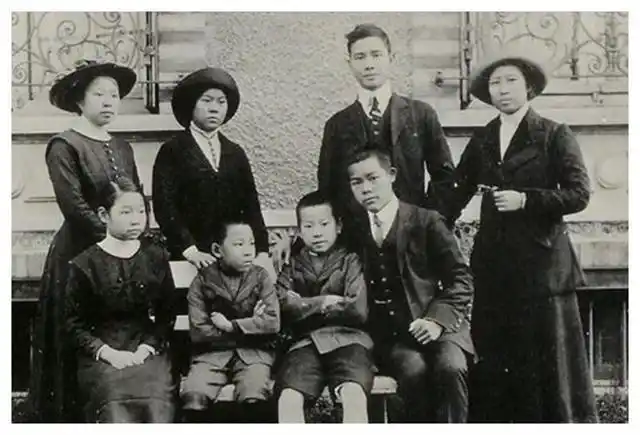 汪精卫儿子2005年回国祭拜看到父母跪像含泪说了一段话