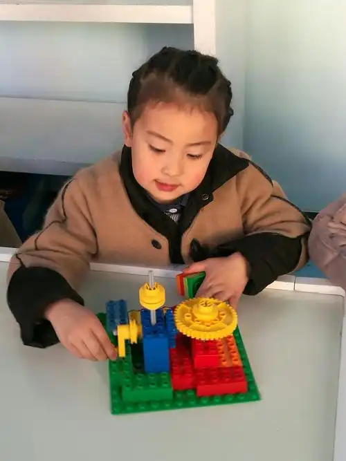 走进洪恩总工会幼儿园机器人区角 一起搭建果汁搅拌器