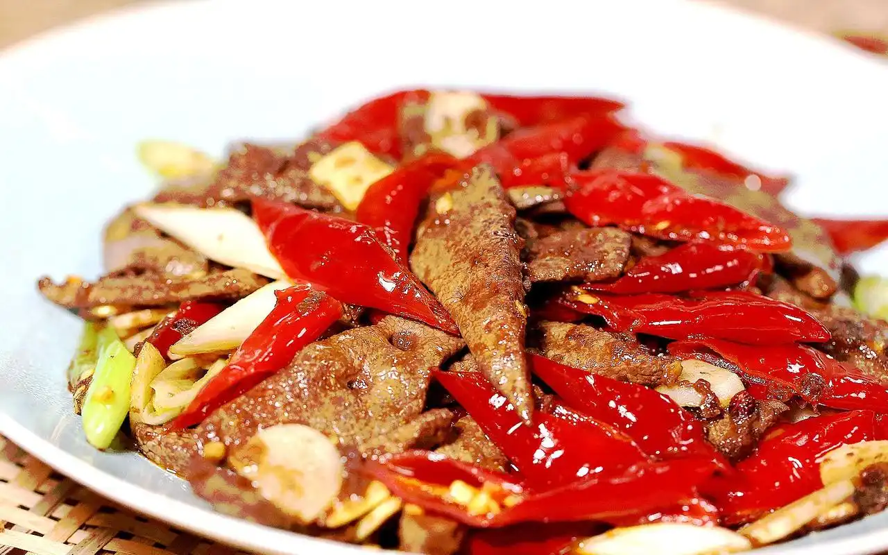 【火筵家常 泡椒猪肝】火哥的菜川味泡椒猪肝,教你这样炒猪肝,刀功很