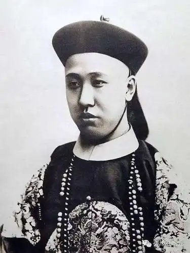 庸碌,其中典型,当推宣统皇帝的生父,曾任监国摄政王的爱新觉罗·载沣