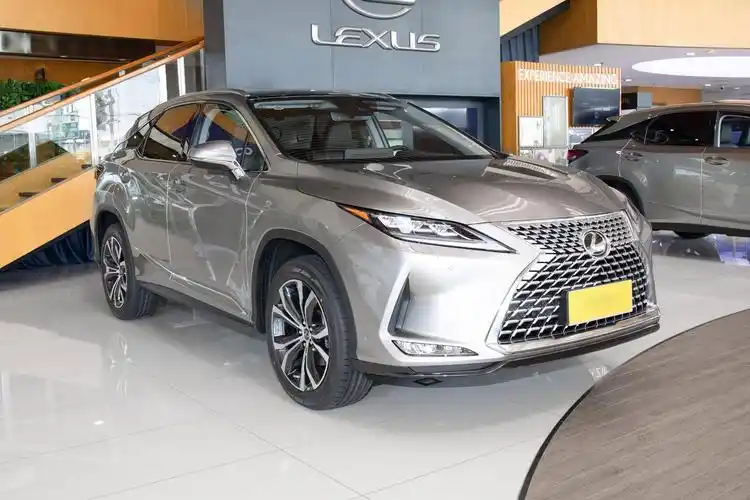 一,外观雷克萨斯rx 300的前脸延续了家族"纺锤型"设计,辨识度很高,让