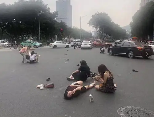 可怕奔驰女司机闹市疯狂撞飞13人原因竟是这个
