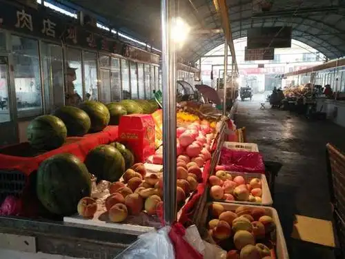 滨州 阴雨绵绵农贸市场生意惨淡