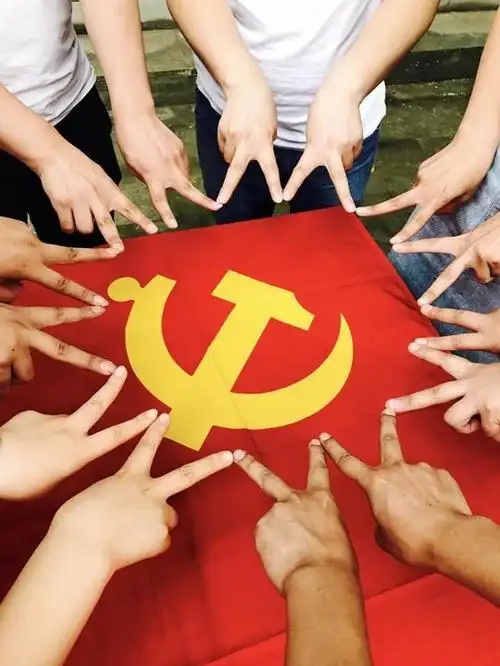 合影,带话题#我和党旗在一起#发博,看看谁的最有创意@江苏好网民