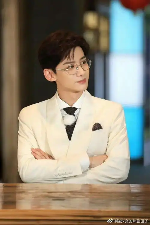 白敬亭|眼镜 我说真的不能把眼镜焊在白敬亭的脸上吗!