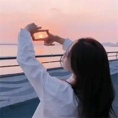 唯美洒脱的女生背影头像好看的黑色系头像女