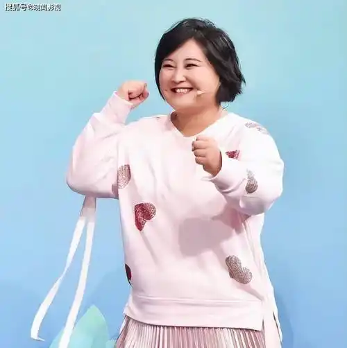 贾玲现身美国,离开美颜滤镜,真实状态曝光,又是一场骗局?