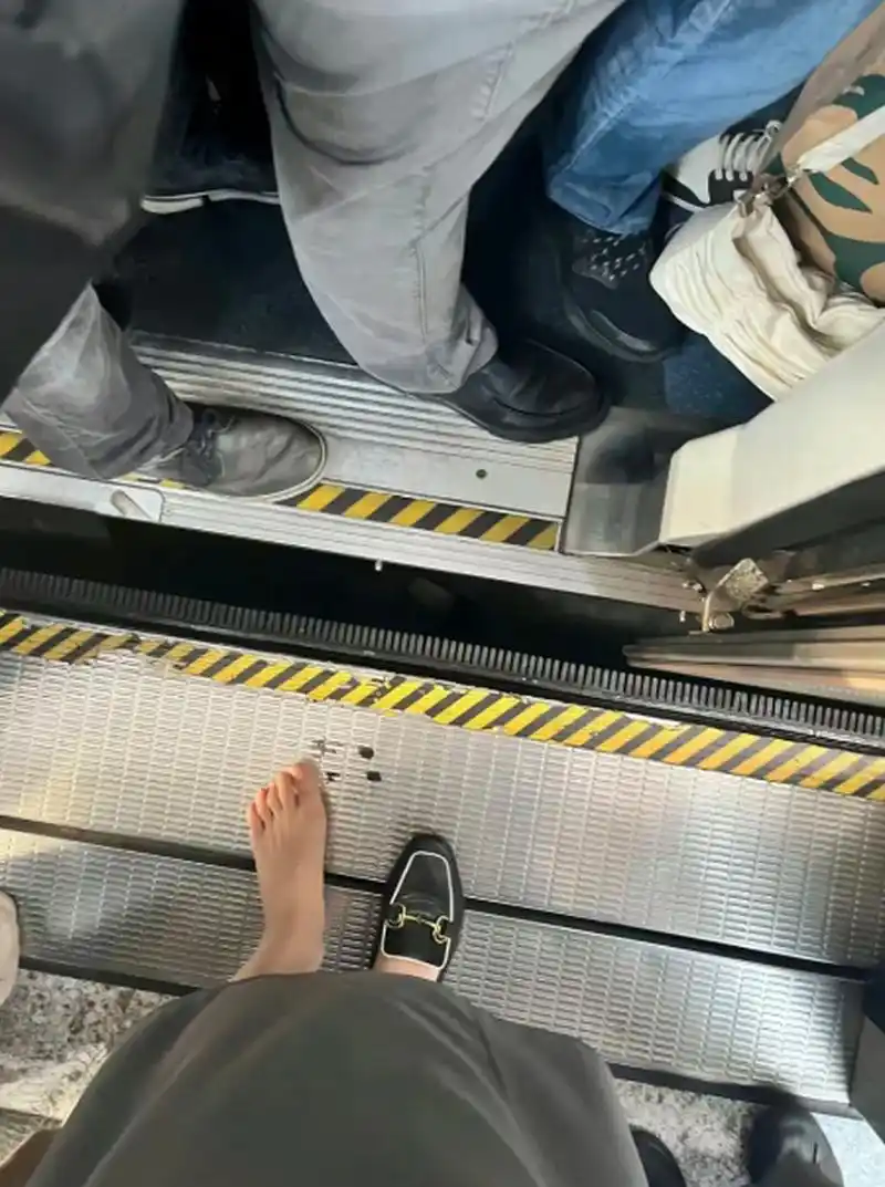 上班挤地铁,鞋掉下去了